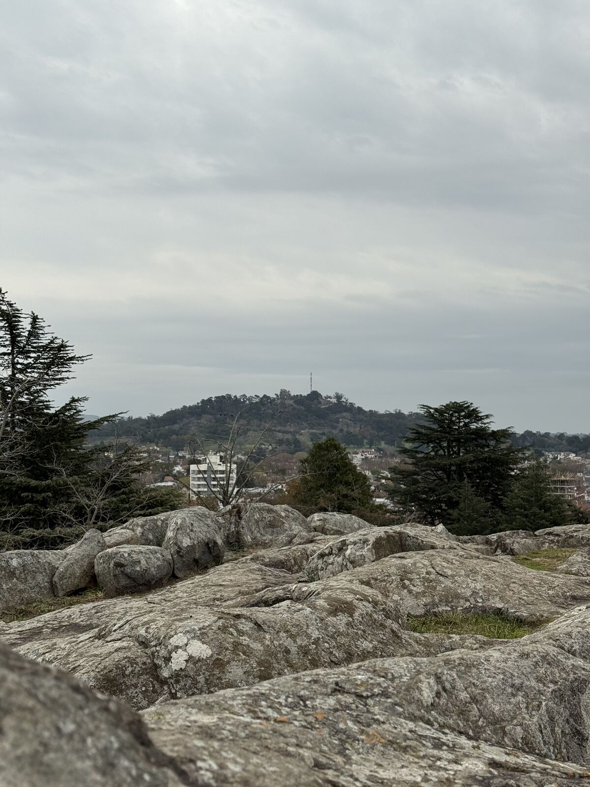 Cerro del Libertador Tandil: el cerrito con el Monumento a Belgrano y vistas al Lago del Fuerte